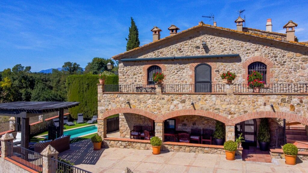 Peralada, viñedos y encanto medieval