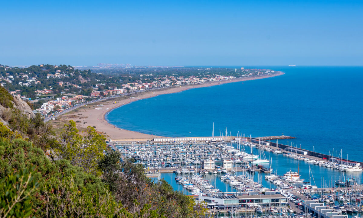 Castelldefels, turisme de mar i muntanya Castelldefels, turisme de mar i muntanya