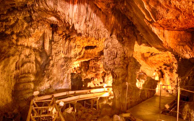 Coves del Salnitre