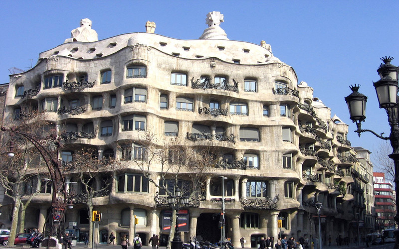 La Pedrera reina e ilumina Barcelona